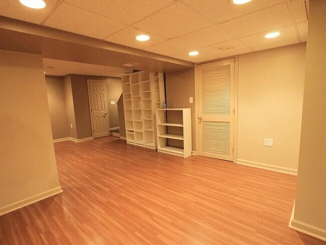 Building Photo - 233 Forrest Ave