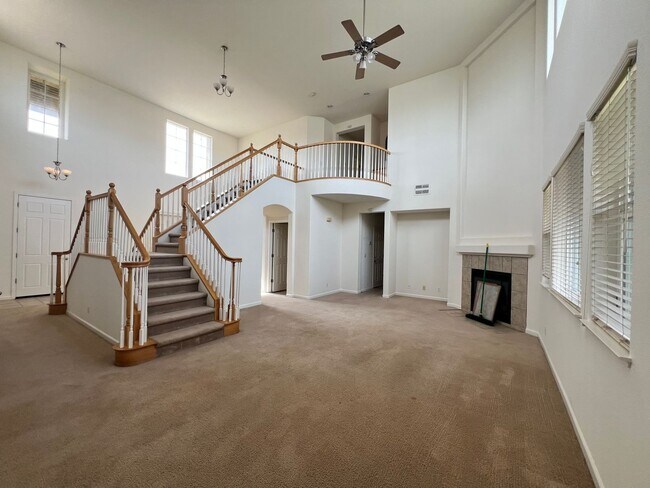 Building Photo - Luxury LAKEFRONT property!!!