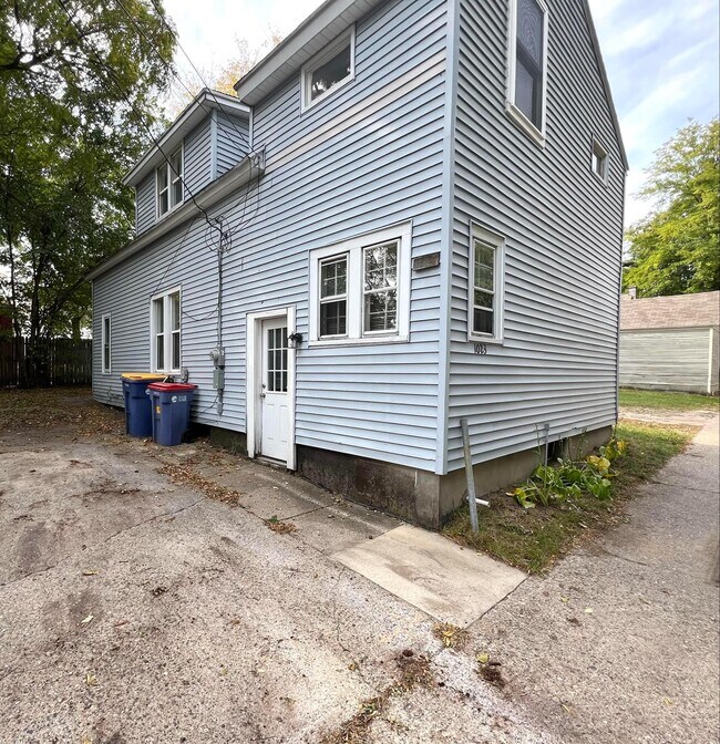 Building Photo - 1023 Hermitage St SE