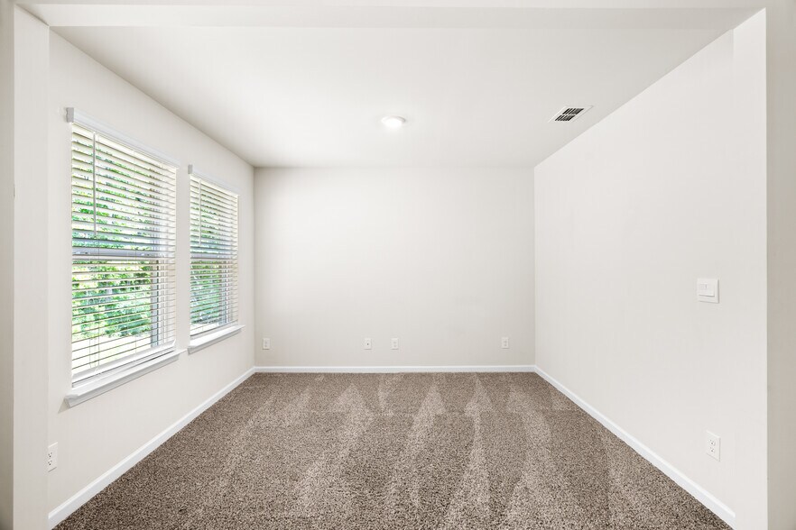 Building Photo - Room in House on Richmond Trl