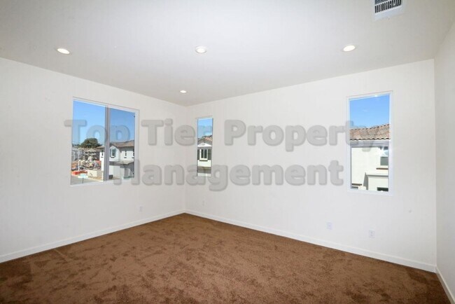 Building Photo - ***Charming 3 bed / 2.5 bath Townhome in O...