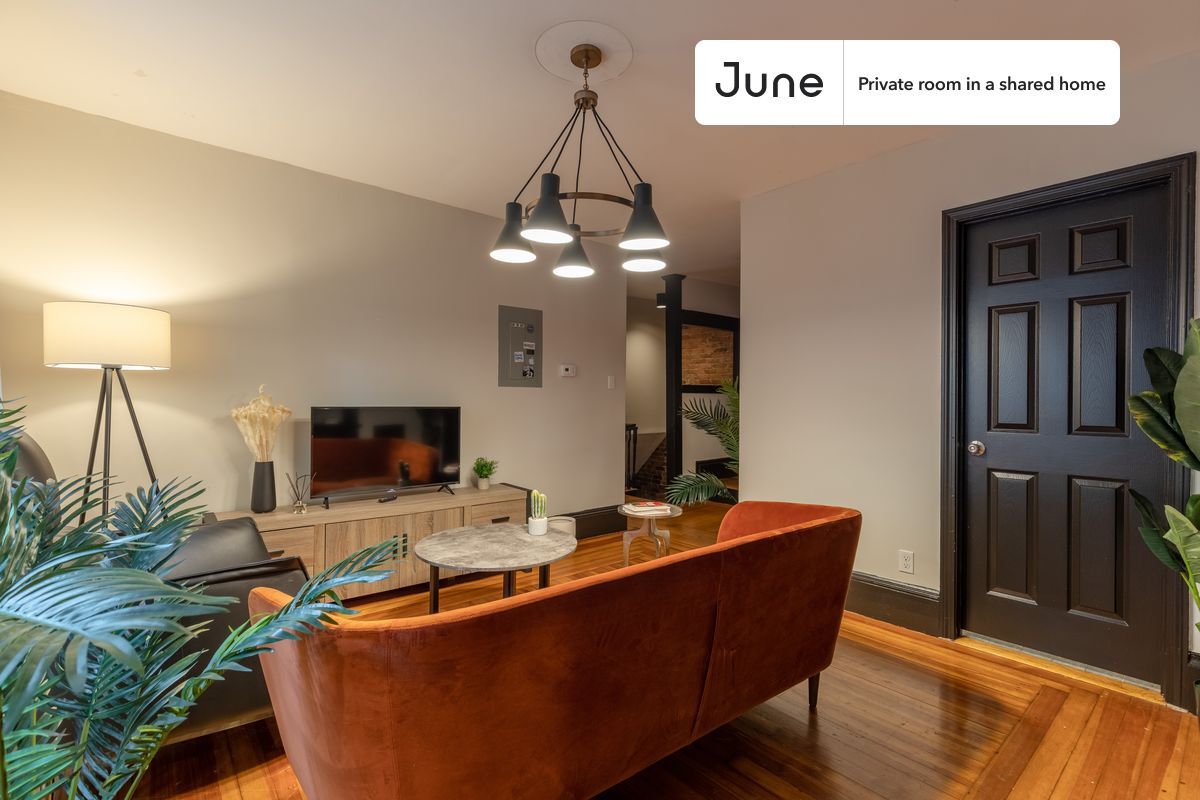 Building Photo - Private bedroom in 5 bed/2 bath Home