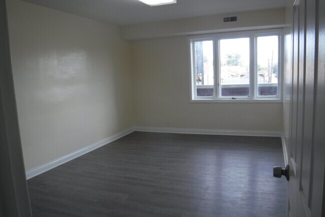 Building Photo - 5712 S Pulaski Rd