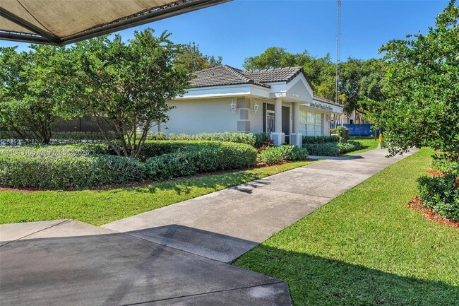 Building Photo - 2425 SE 28th Dr