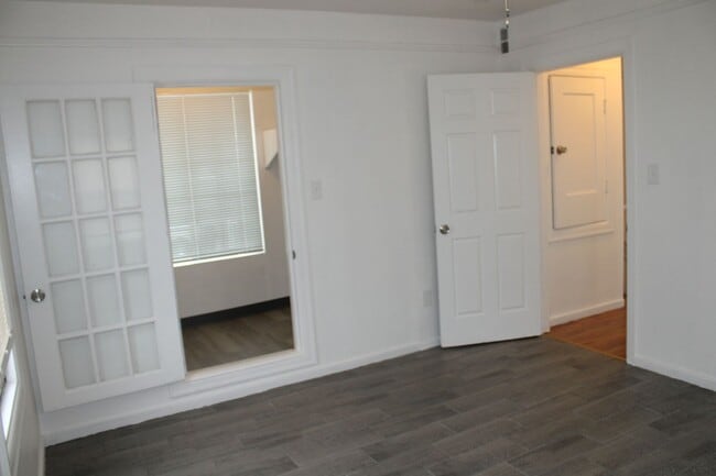 Building Photo - 3 Bedroom, 2 Bath in Single Family Home with BONUS Room Close to Downtown Pittsburg/BART