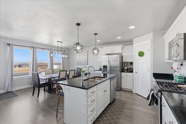 Building Photo - 4 Bedroom Herriman Home