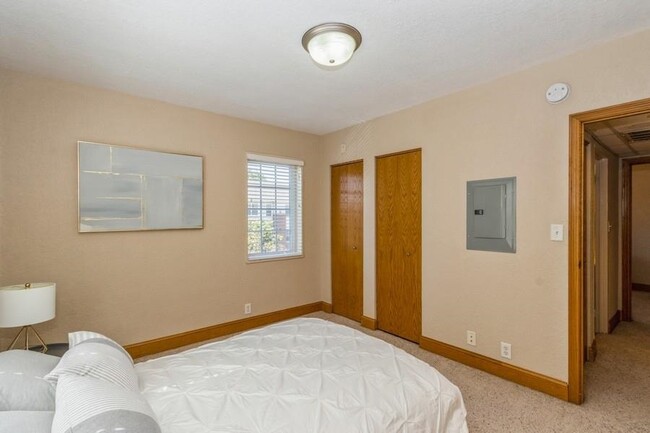 Building Photo - 300 Grandview Ct
