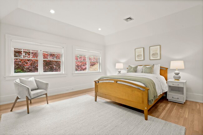 Building Photo - 7 Mayflower Ln