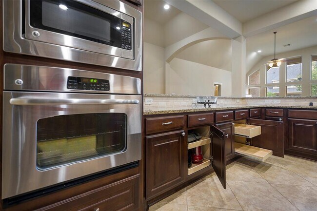 Building Photo - 27930 Colonial Point Dr