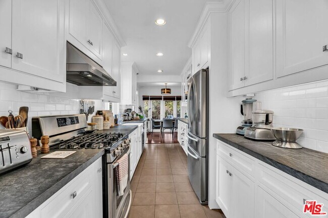 Building Photo - 5182 Ellenwood Dr