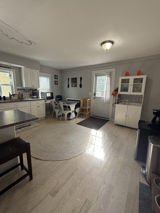 Building Photo - 72 Main St