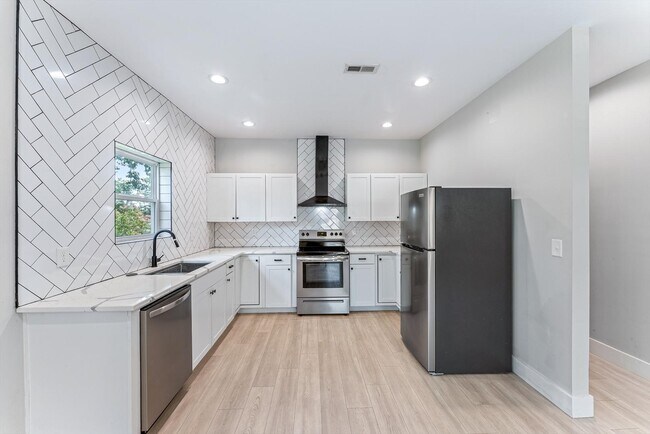 Building Photo - 5004 Knoxwood Dr