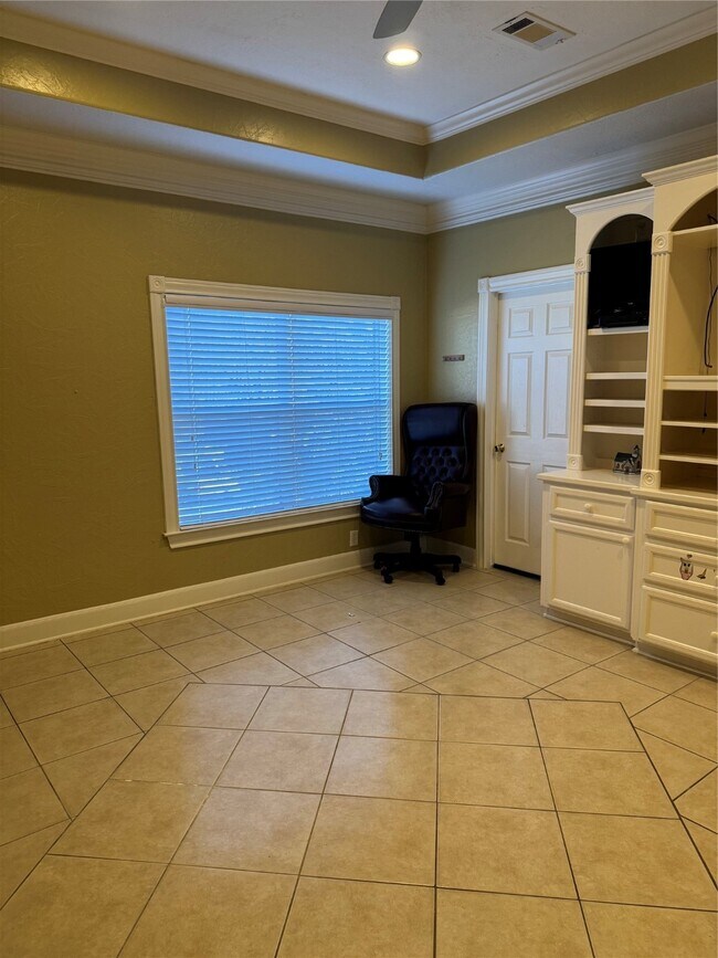 Building Photo - 6015 Ladonia St