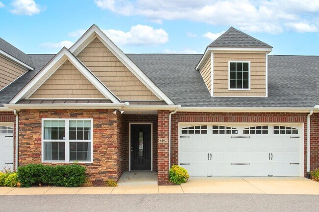 Building Photo - Single-level 2-bed, 2-bath townhome in 55+ community with pool, clubhouse, fitness center and gro...