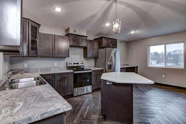 Building Photo - Private Entry! 2 Bed, 2 Bath $500 Deposit!