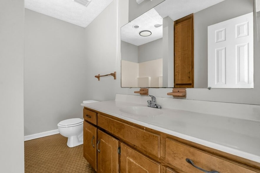 Building Photo - 452 W Broad St