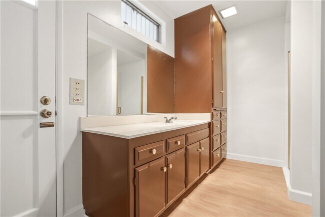 Building Photo - 1185 La Subida Ct