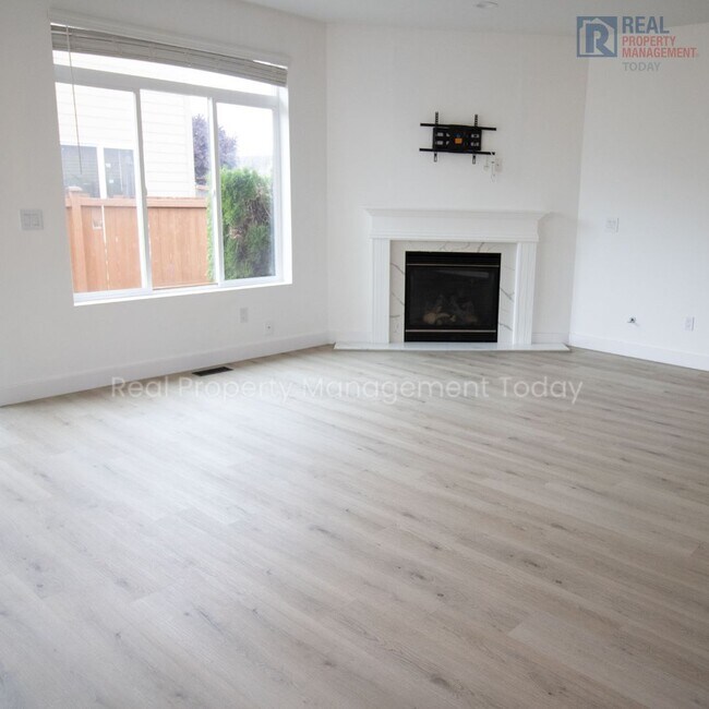 Building Photo - Beautifully Remodeled Modern 3-Bedroom TownHome with Fenced Yard & Garage in Orting