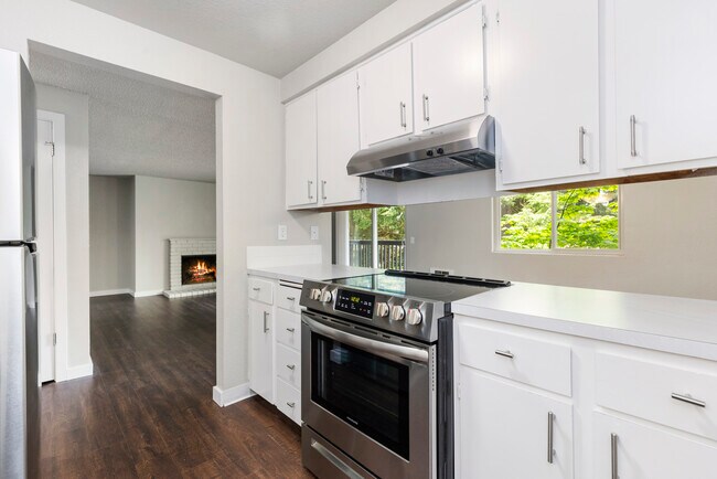 Kitchen - Woodridge Apartments