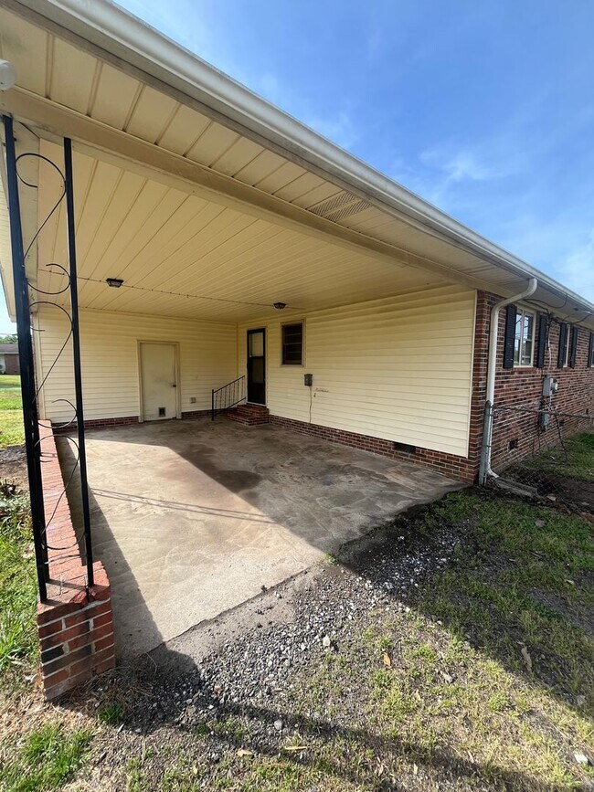 Building Photo - 113 Cavins Rd