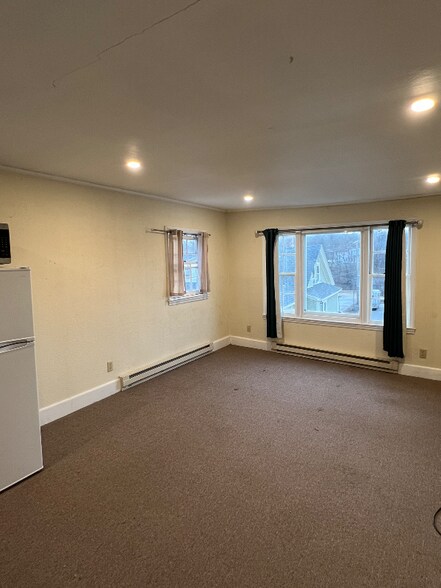 Primary Photo - 323 Village St