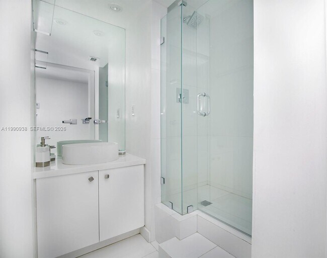 Building Photo - 2555 Collins Ave