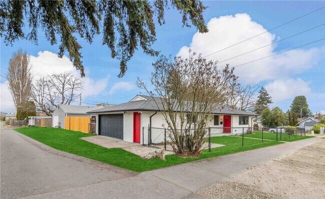 Building Photo - Cozy updated 2 bedroom South Tacoma Rambler