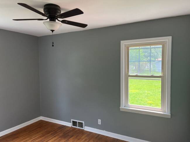 Building Photo - 3 Bedroom/1 Bathroom Home For Lease