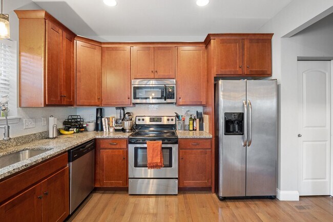 Building Photo - Stunning 4-bedroom, 2.5-bathroom rental of...