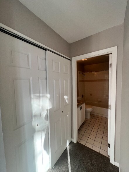 Building Photo - 5550 Abbey Dr