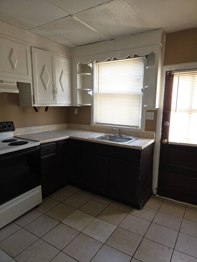 Building Photo - 1816 S Chadwick St