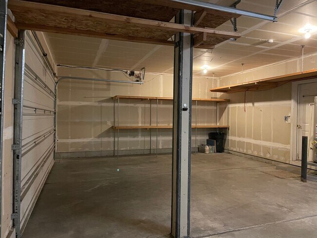 Building Photo - ***HALF MONTH RENT FREE***FANTASTIC 4 Bed 2.5 Bath Home in Salmon Creek! HUGE side yard and back ...