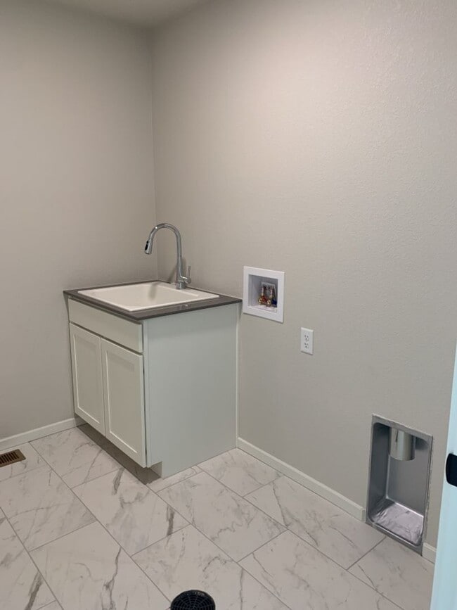 Building Photo - Exquisite 4 Bed 2.5 Bath Single Family Home with 3-car garage