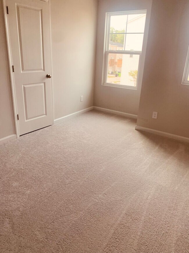 Building Photo - BRAND NEW TOWNHOME! 2 CAR GARAGE. SCREENED...