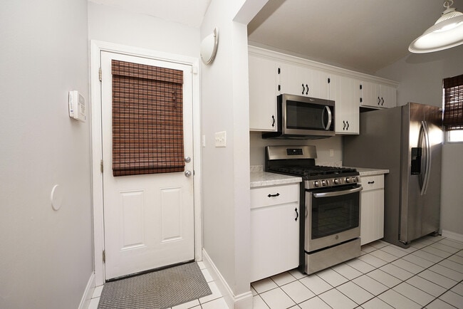 Building Photo - 243 Parkwood Cir