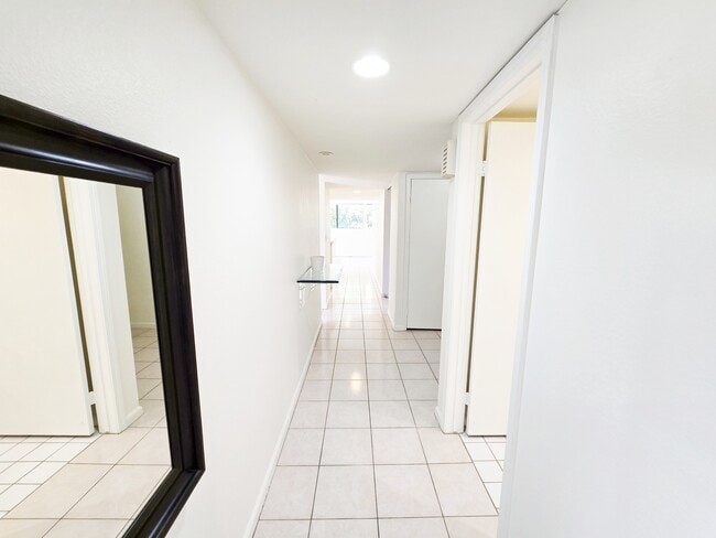 Building Photo - 2420 Torrey Pines Rd