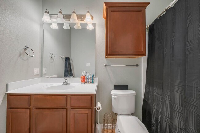 Building Photo - Available for SHORT TERM or 1 yr
