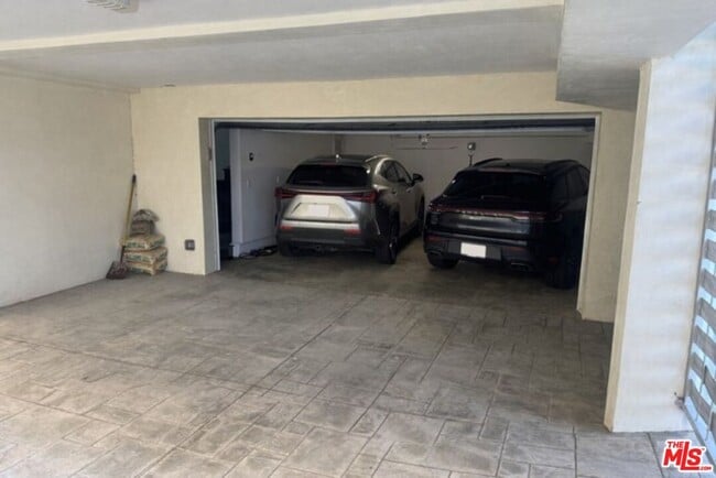 Building Photo - 1739 S Barrington Ave