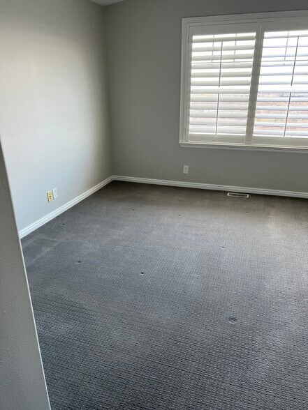 Building Photo - 1376 Alpine Way
