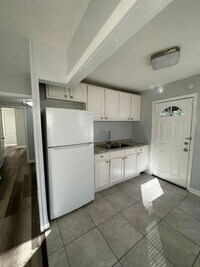 Building Photo - Fully Renovated 3/1 Single Family Ready for Move In!