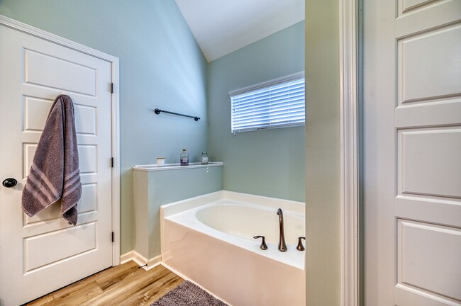 Building Photo - 412 Ponzer Ct N