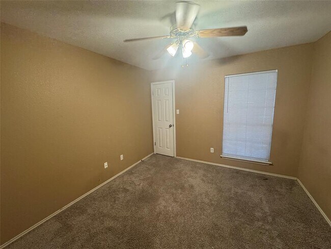 Building Photo - 1002 Leah Ln