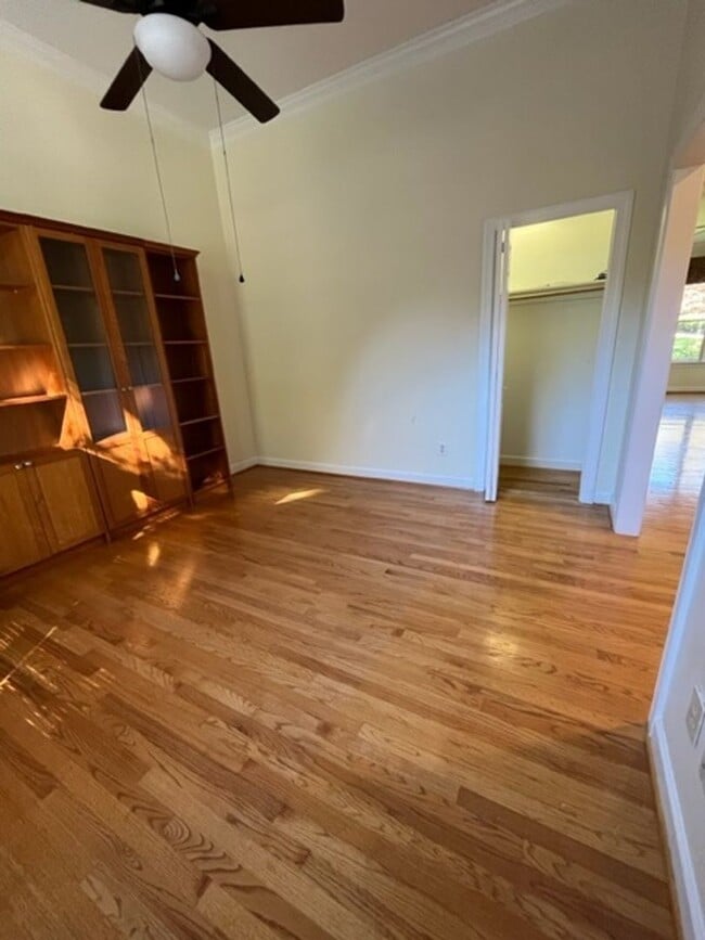Building Photo - Gorgeous, updated 4 bedroom 2 bathroom hom...
