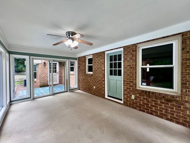 Building Photo - Large 6 bedroom home with Pool in Virginia Beach