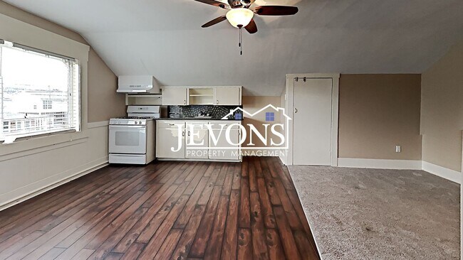 Building Photo - $300 Rent Credit - Well-kept ground-floor ...