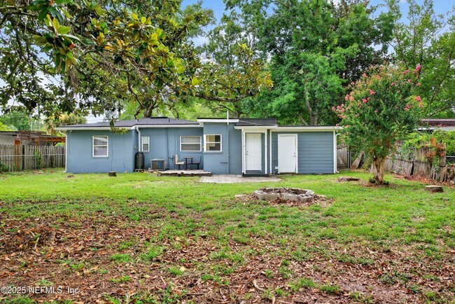 Building Photo - 6191 Mercer Cir E