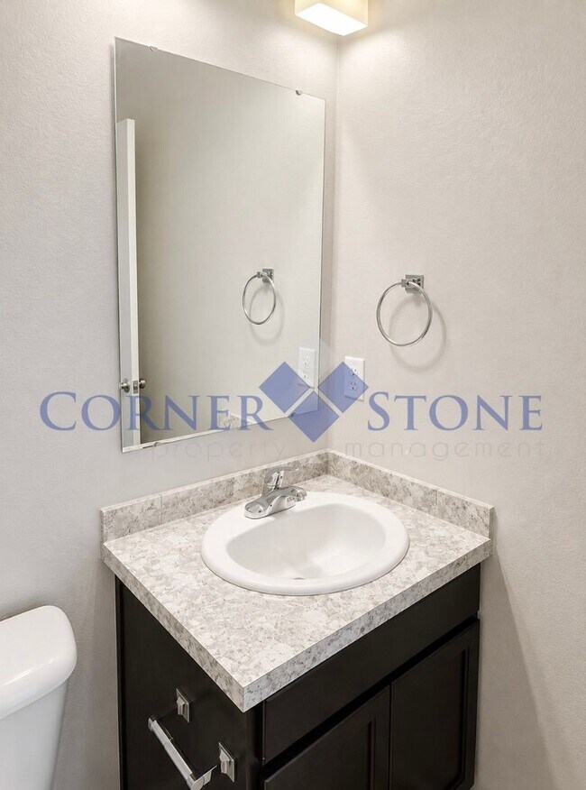 Building Photo - Great home in central location!