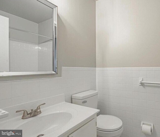 Building Photo - 207 Village Walk