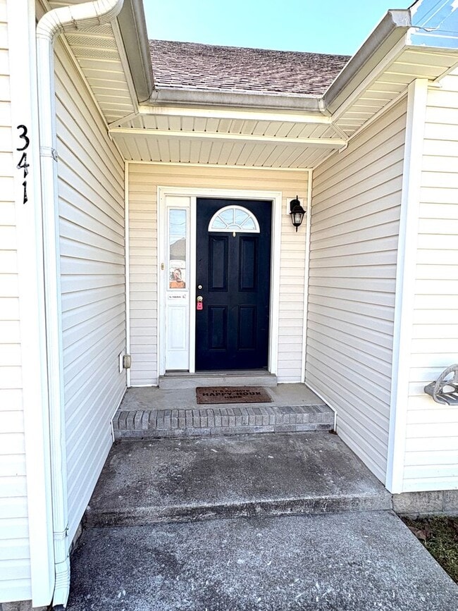 Building Photo - Nice home awaiting you to call home today- close to shopping and dining