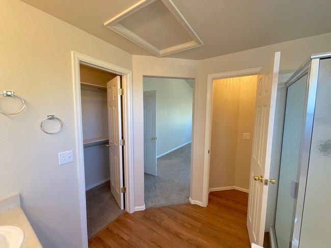 Building Photo - 3 Bedroom Home Available Near N Powers Blv...